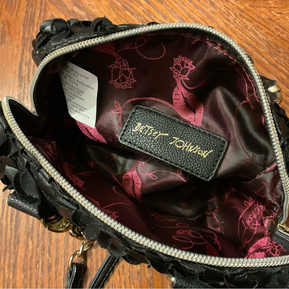 Adorable Betsy Johnson Frilly Black 🌹 Petal Heart Silver Hardware & Chain bag! - Picture 13 of 16